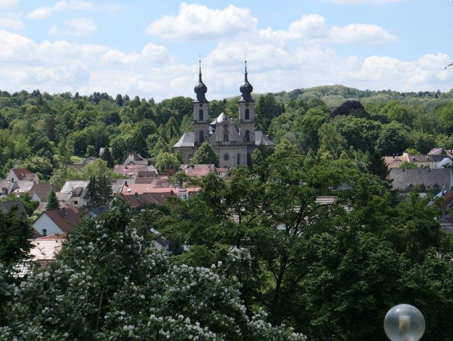Bruchsa_Blick_auf_Ort_mit_St.PeterPaul_Kirche.jpg
