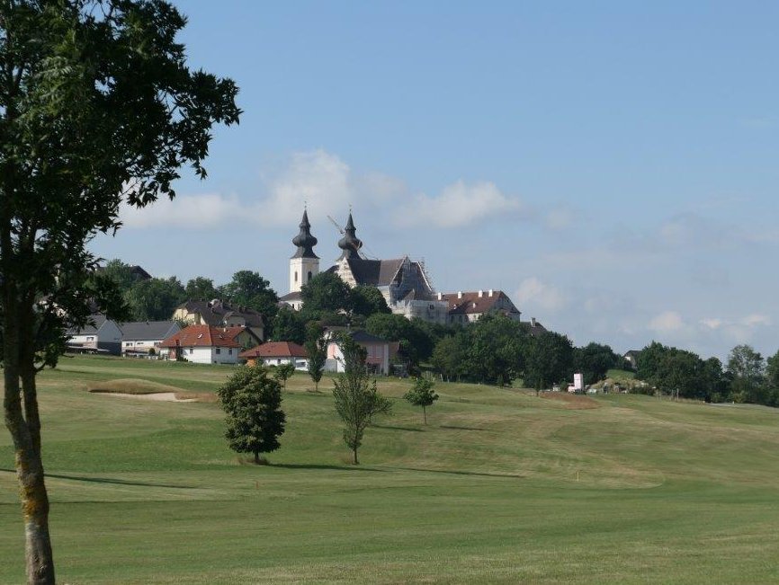 Maria_Taferl_Blick_auf_Ort_mit_Kirche.jpg