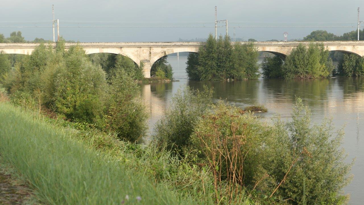 Montluis-sur-Loire_Loirebrücke.jpg