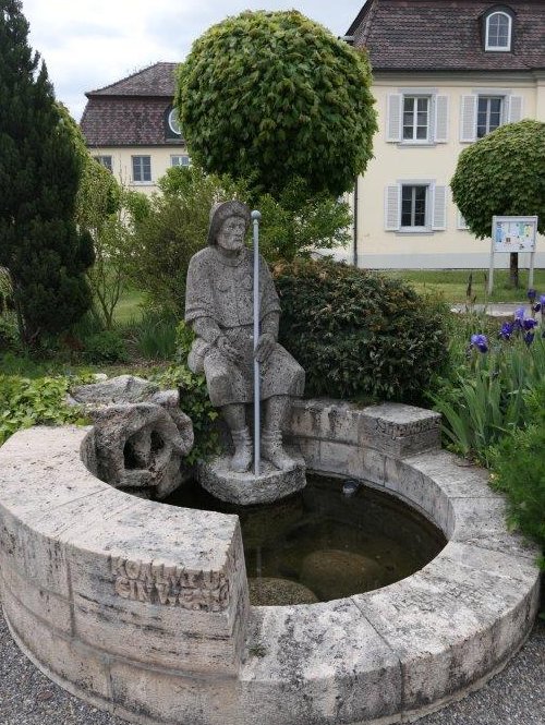 Oberdischingen_Statue_vor_dem_Cursillohaus.jpg
