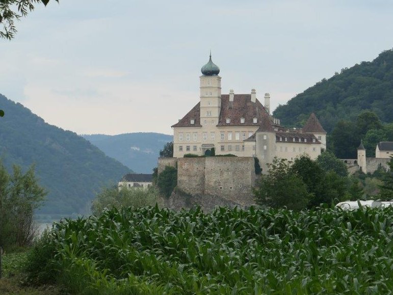 Schloss_Schoenbuehel.jpg